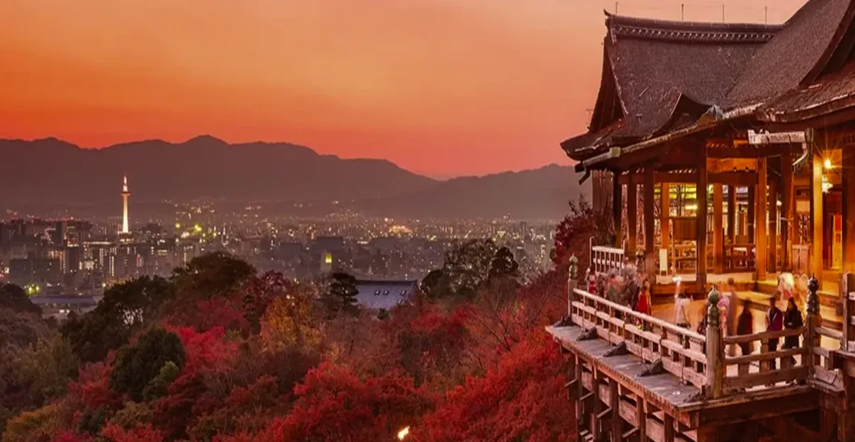 Kuil Kiyomizu-dera di Kyoto ketika senja, dikelilingi daun maple musim luruh
