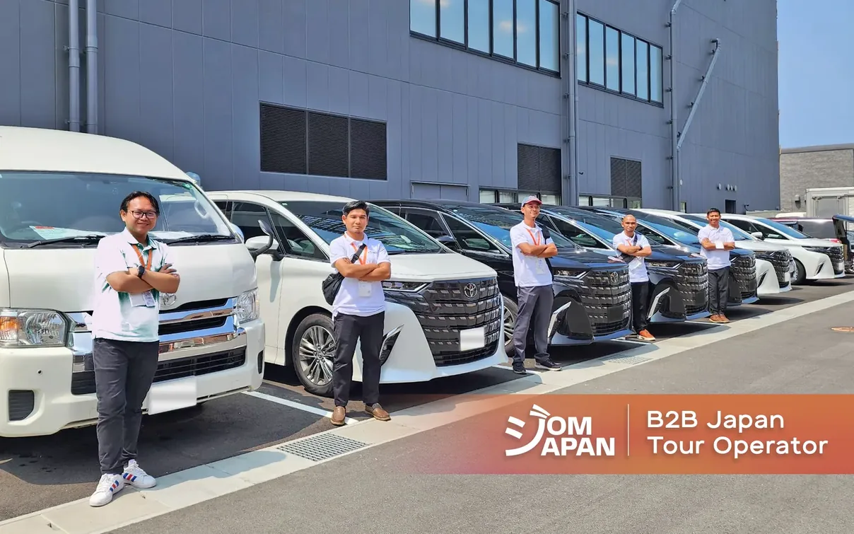 Kru JomJapan dengan barisan van pelancongan di Jepun